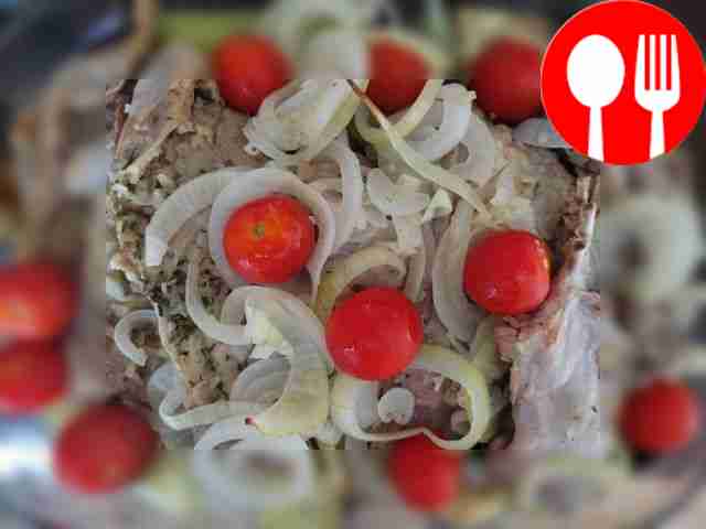 За 15 минут до готовности добавьте помидоры.