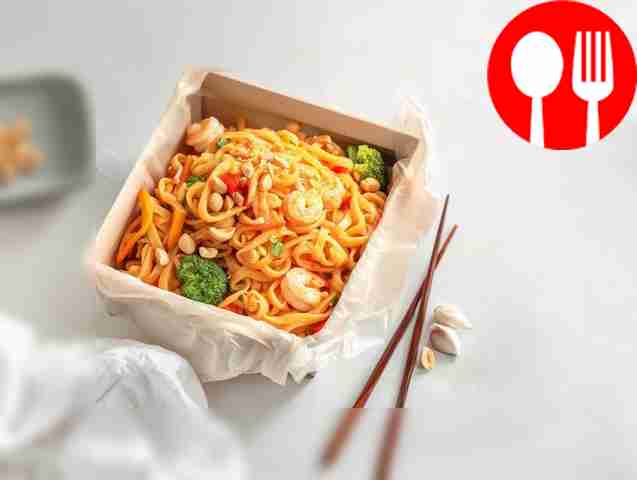 Тайская лапша вок с креветками и овощами