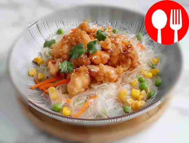 Простой вок с фунчозой, овощами, курицей и соевым соусом