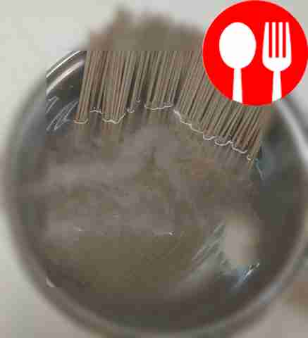 Поставьте на огонь кастрюлю с водой и доведите...