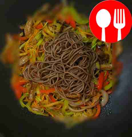 Добавьте отварную лапшу, накройте крышкой и...