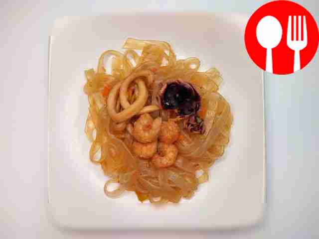 Полезная бобовая лапша вок с морепродуктами