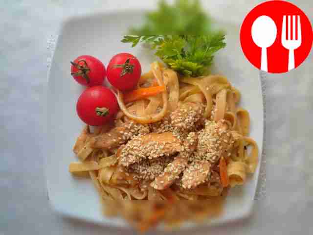 Ароматная лапша вок с курицей и кабачками