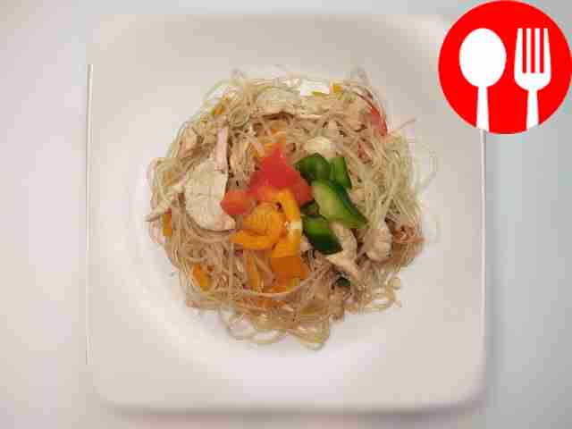 Полезная лапша вок с курицей и кисло-сладким соусом