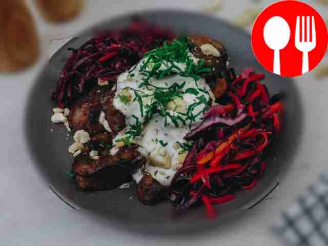 Куриная печень с грибами и коул слоу