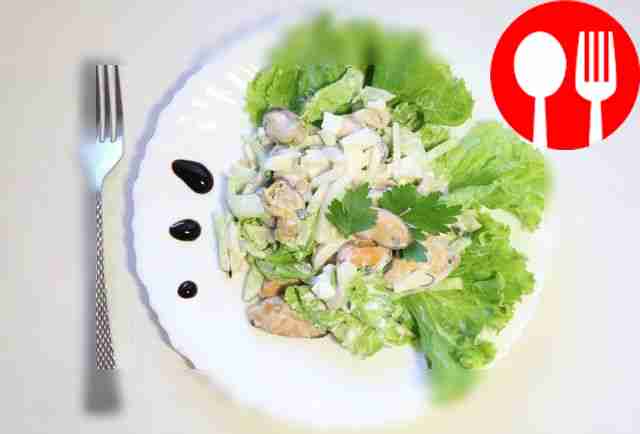 Легкий салат с кальмаром и мидиями