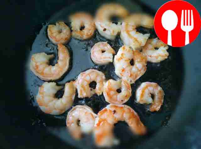 Очистите и нарежьте чеснок, обжарьте его на...