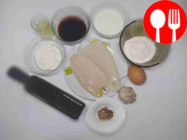 Предварительно очистите тушки кальмара,...