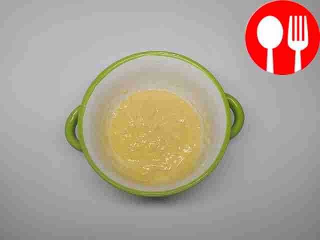 Чтобы приготовить кляр, в отдельной миске...