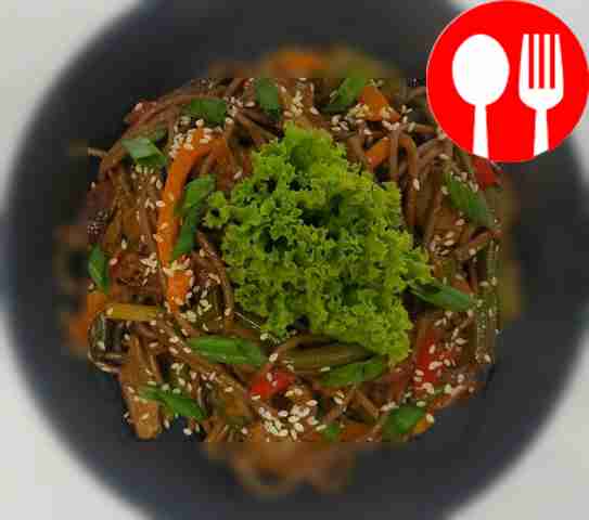 Гречневая лапша с овощами и говядиной на вок