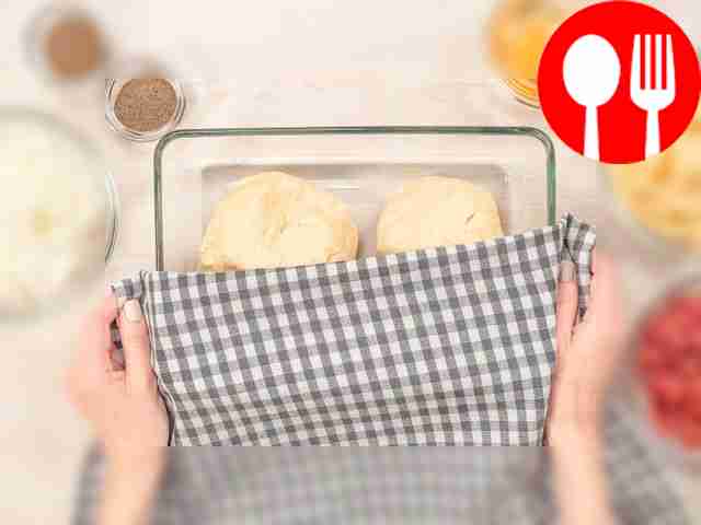 Замесите тесто: в миске соедините масло со...