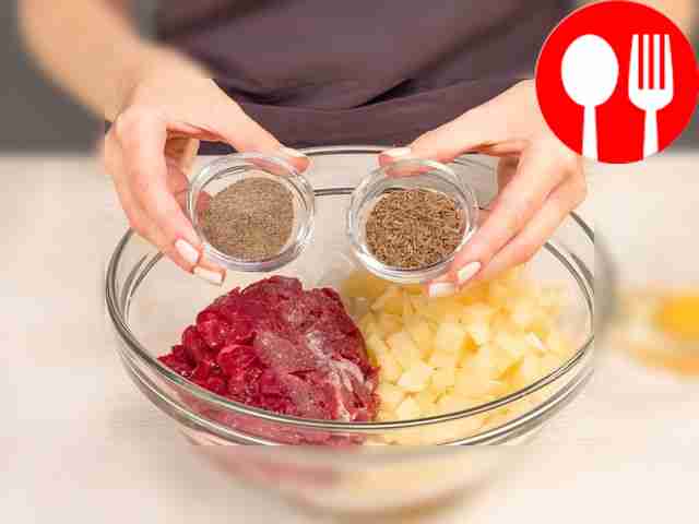 Для начинки приготовьте смесь: лук, картофель...