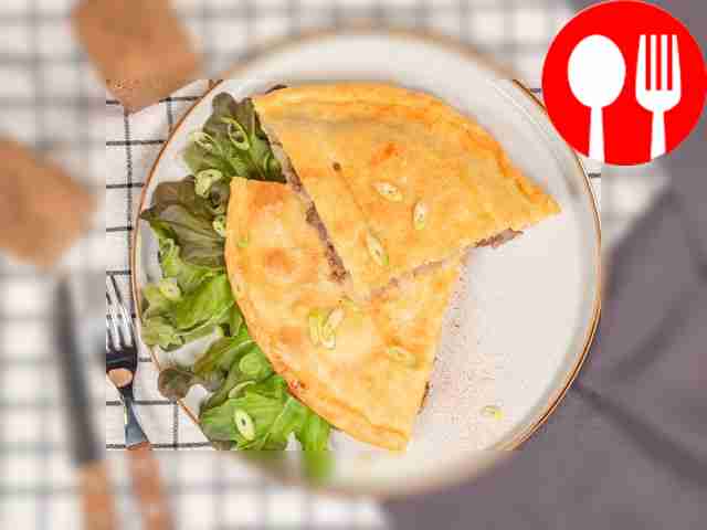 Разрежьте готовый бездрожжевой пирог с мясом и...