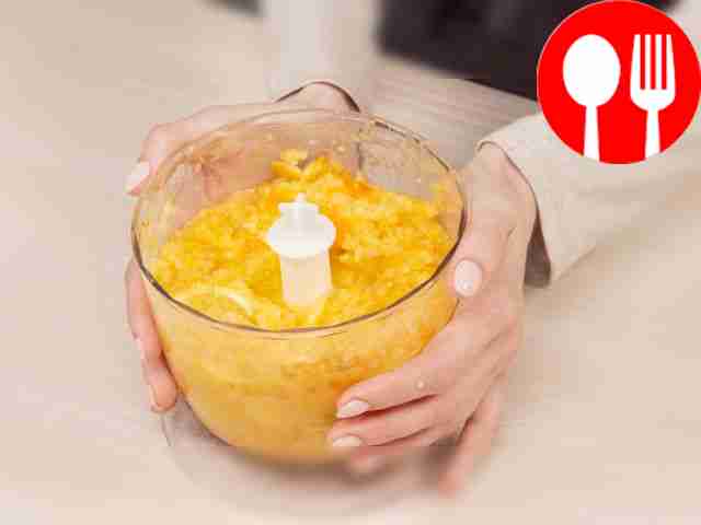 Подготовьте фрукты для конфитюра: разрежьте...