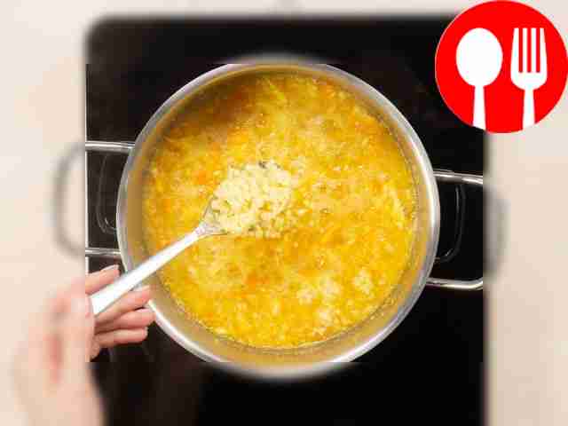 Проварите получившуюся смесь. Переложите пюре...