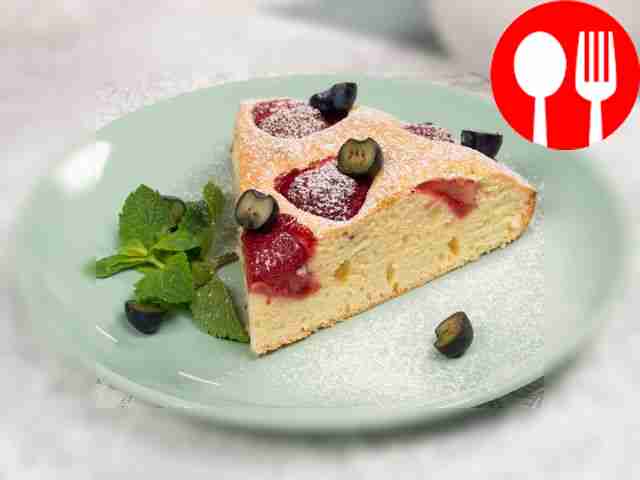 Бисквитный пирог с клубникой