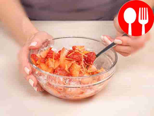 Сделайте начинку из клубники. Соедините...