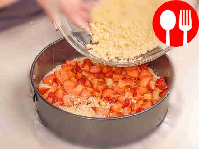 Приготовьте рассыпчатый пирог с клубникой....