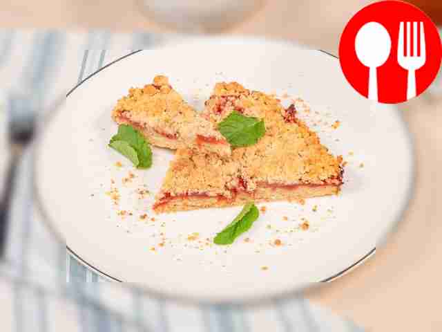 Подавайте рассыпчатый пирог с клубникой и...