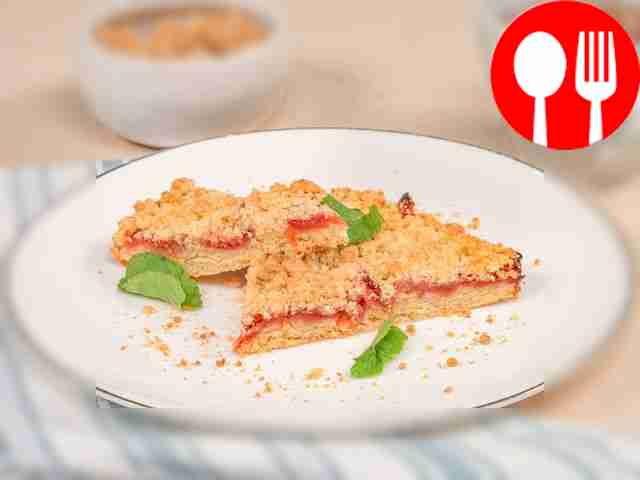 Насыпной пирог с клубникой