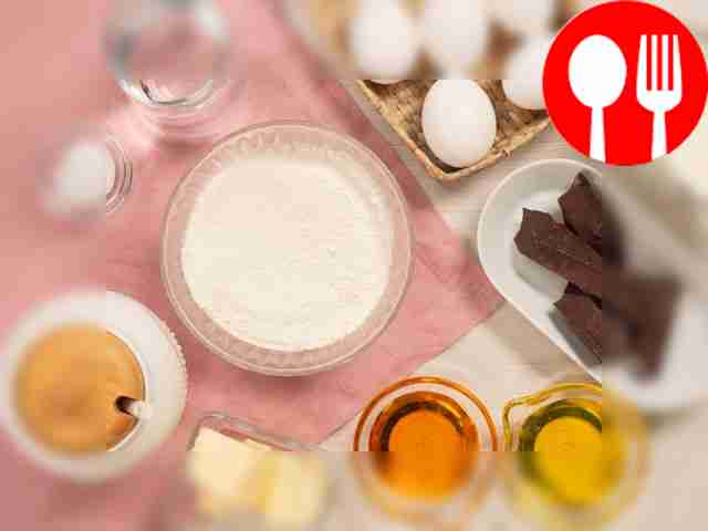 Просейте муку через мелкое сито 2–3 раза....