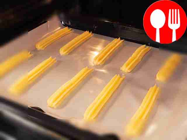 Приготовьте домашние эклеры. Переложите тесто...