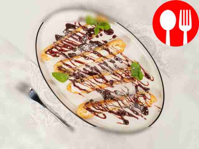 Полейте эклеры шоколадным соусом и подайте их к столу.