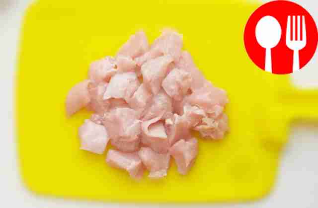 Куриное филе нарежьте небольшими кусочками....