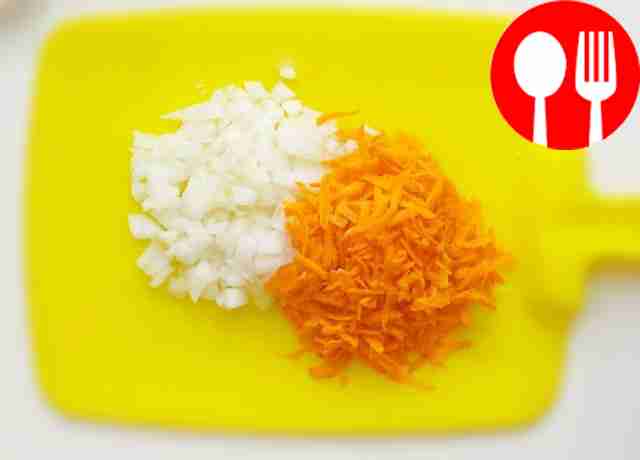 Разогрейте масло в сковороде, опустите туда...