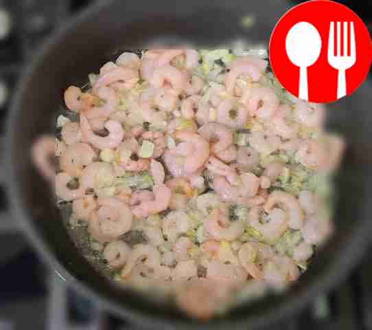 Очистите лук и чеснок и нарежьте их кубиками....