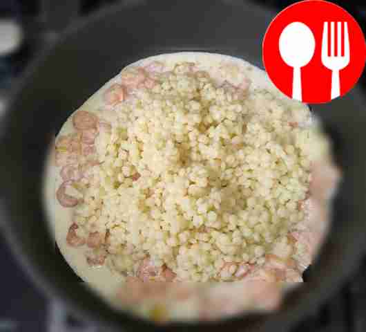 Через несколько минут добавьте сливки,...