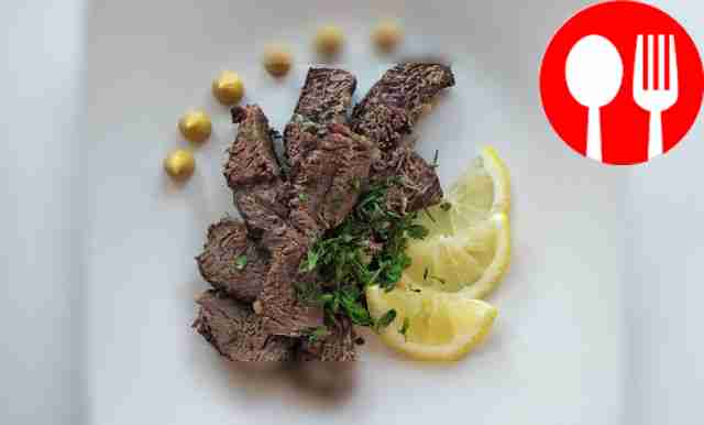 Маринованное мясо оленя, приготовленное в духовке