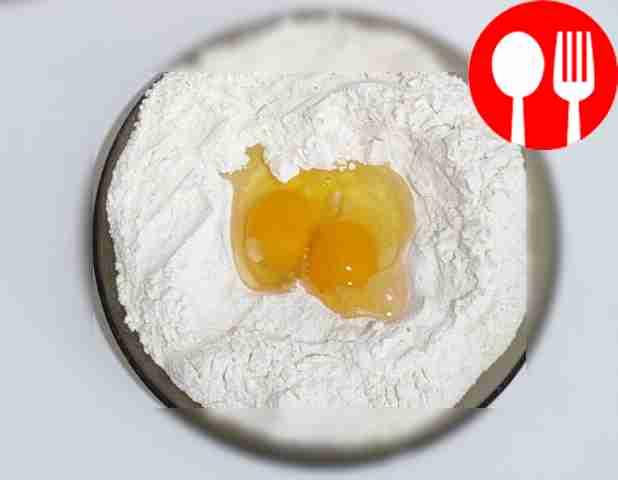 Соедините муку с яйцами и замесите тесто....