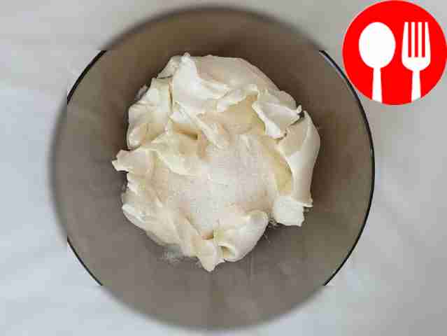 Разложите рикотту по тарелке, добавьте сахар и...