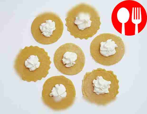 Раскатайте тесто тонким слоем и вырежьте из...