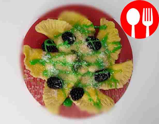 Разложите равиоли по тарелке и полейте их...