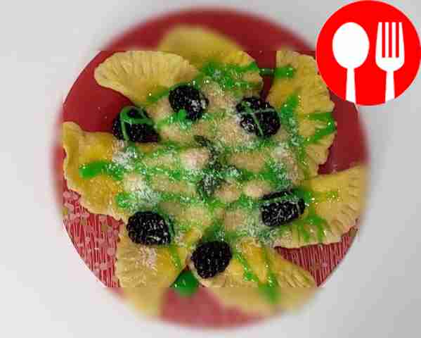 Нежные и сладкие равиоли с пикантным соусом