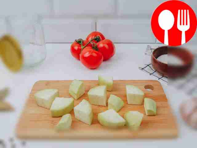 Снимите кожицу с баклажанов и разрежьте их на четверти.