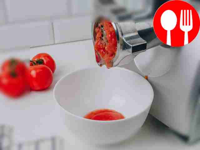 Измельчите помидоры в мясорубке.