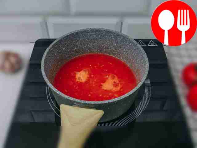 Доведите томаты до кипения. Залейте баклажаны...