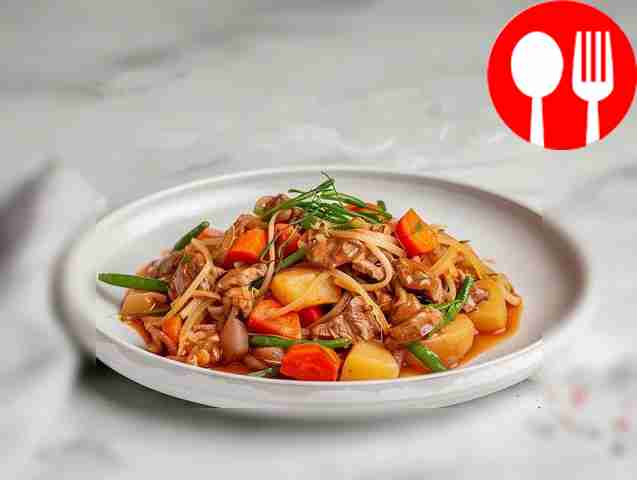 Сочная оленина с овощами в гусятнице