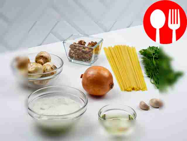 Очистите лук и чеснок. Вымойте шампиньоны....