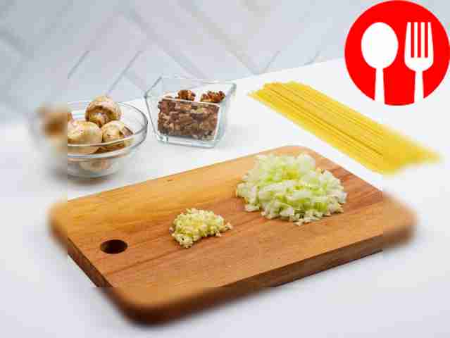 Репчатый лук нарежьте мелкими кусочками, а...