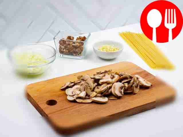 Нарежьте шампиньоны на тонкие пластинки.