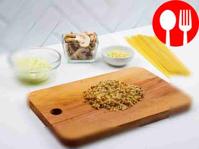 Порубите грецкие орехи.