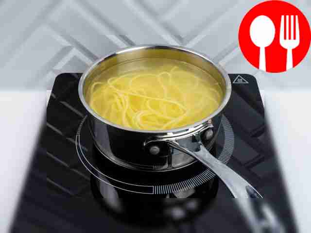 Как только вода закипит, опустите в кастрюлю...