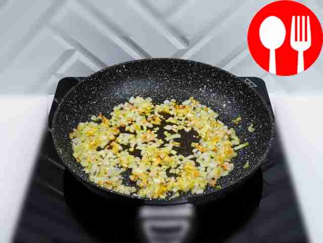 Разогрейте сковороду и налейте в нее...