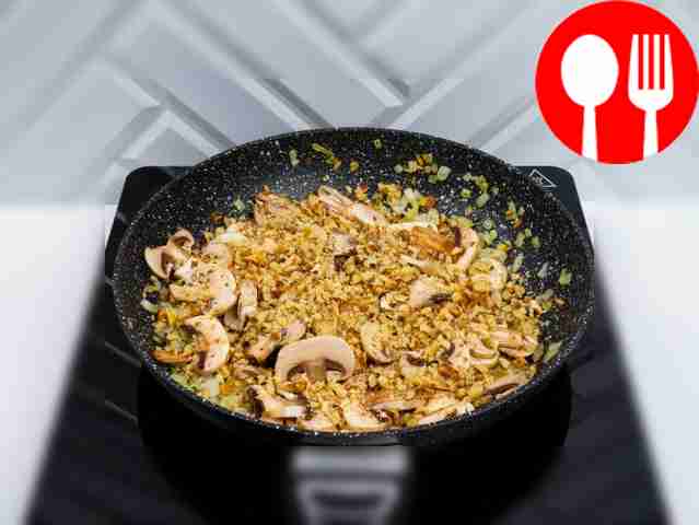 Выложите шампиньоны и обжаривайте их 5–7...