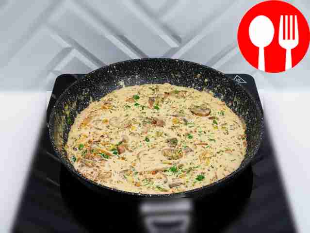 Влейте в сковороду сметану и убавьте огонь....