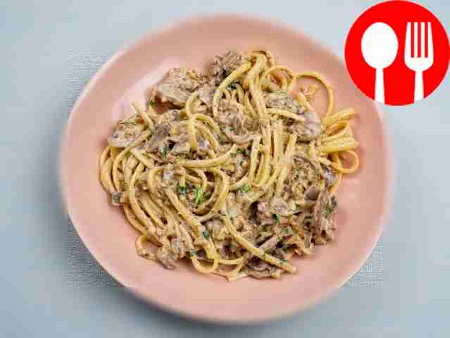 Выложите в сковороду отваренные спагетти,...